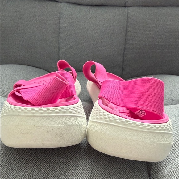 CROCS Women's Bright Pink Strappy Sandals - size 10 - Picture 7 of 9